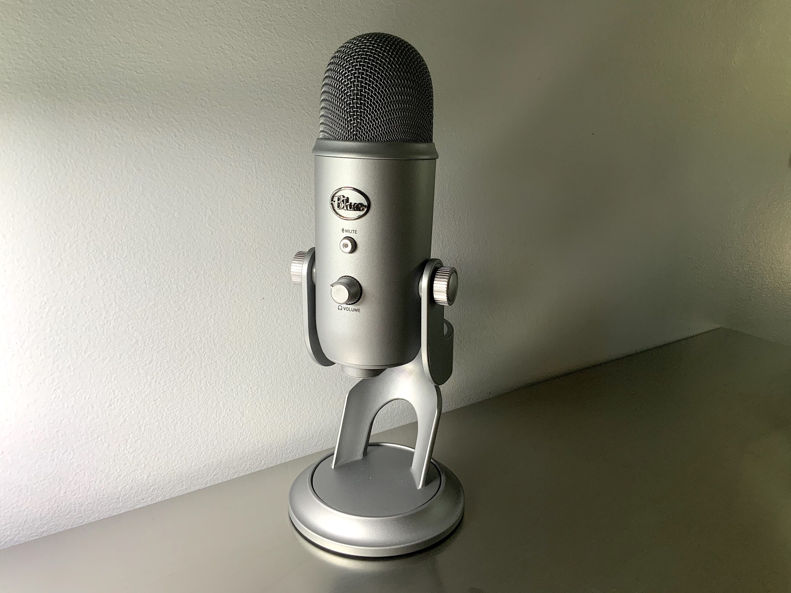 Blue yeti (blackout) vs (off white ) functions differences. HELP ME DECIDE  : r/blueyeti