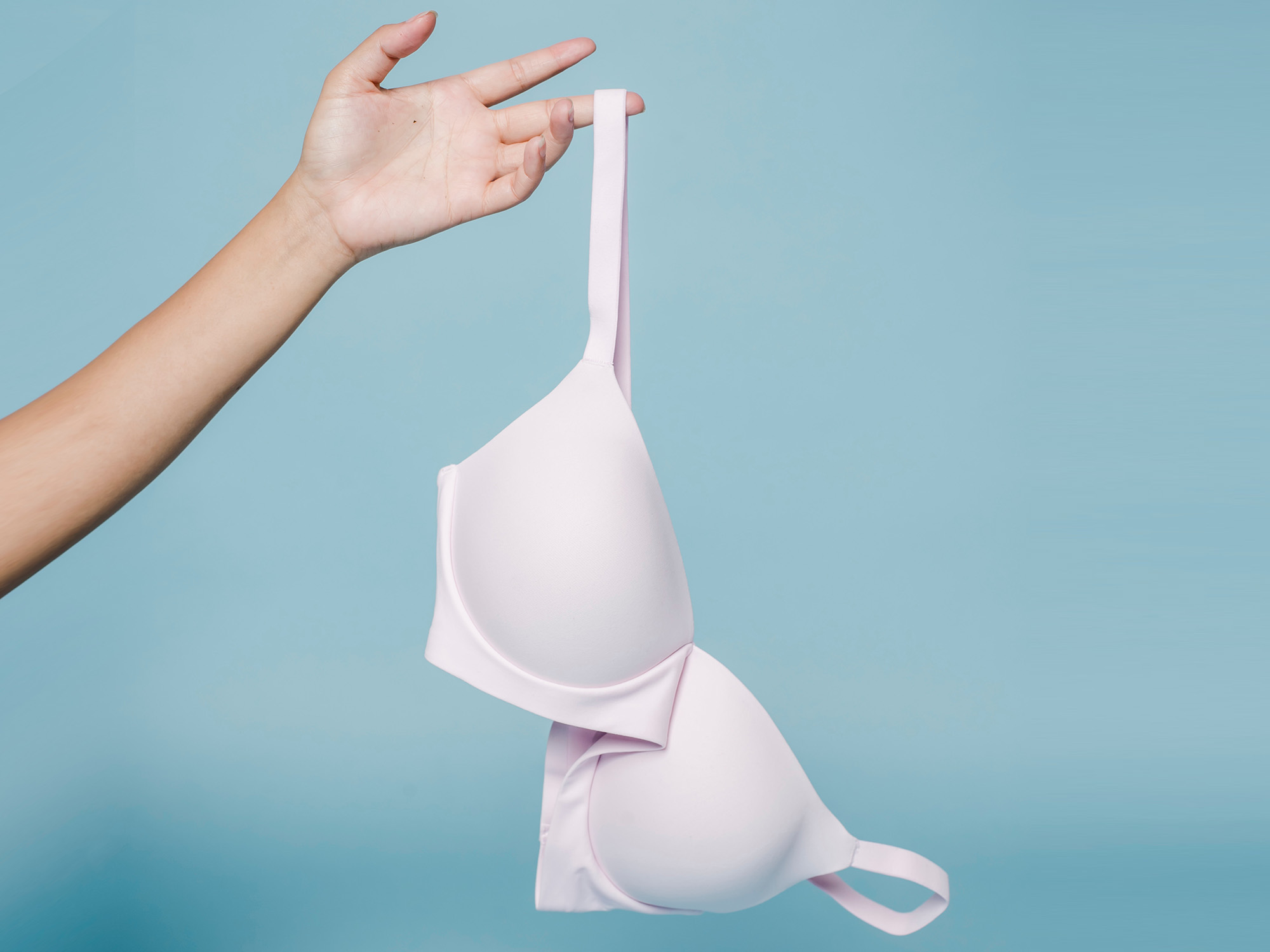 https://www.popsci.com/uploads/2022/05/28/hand-holding-out-a-white-bra-over-blue-background.jpg?auto=webp&width=1440&height=1080