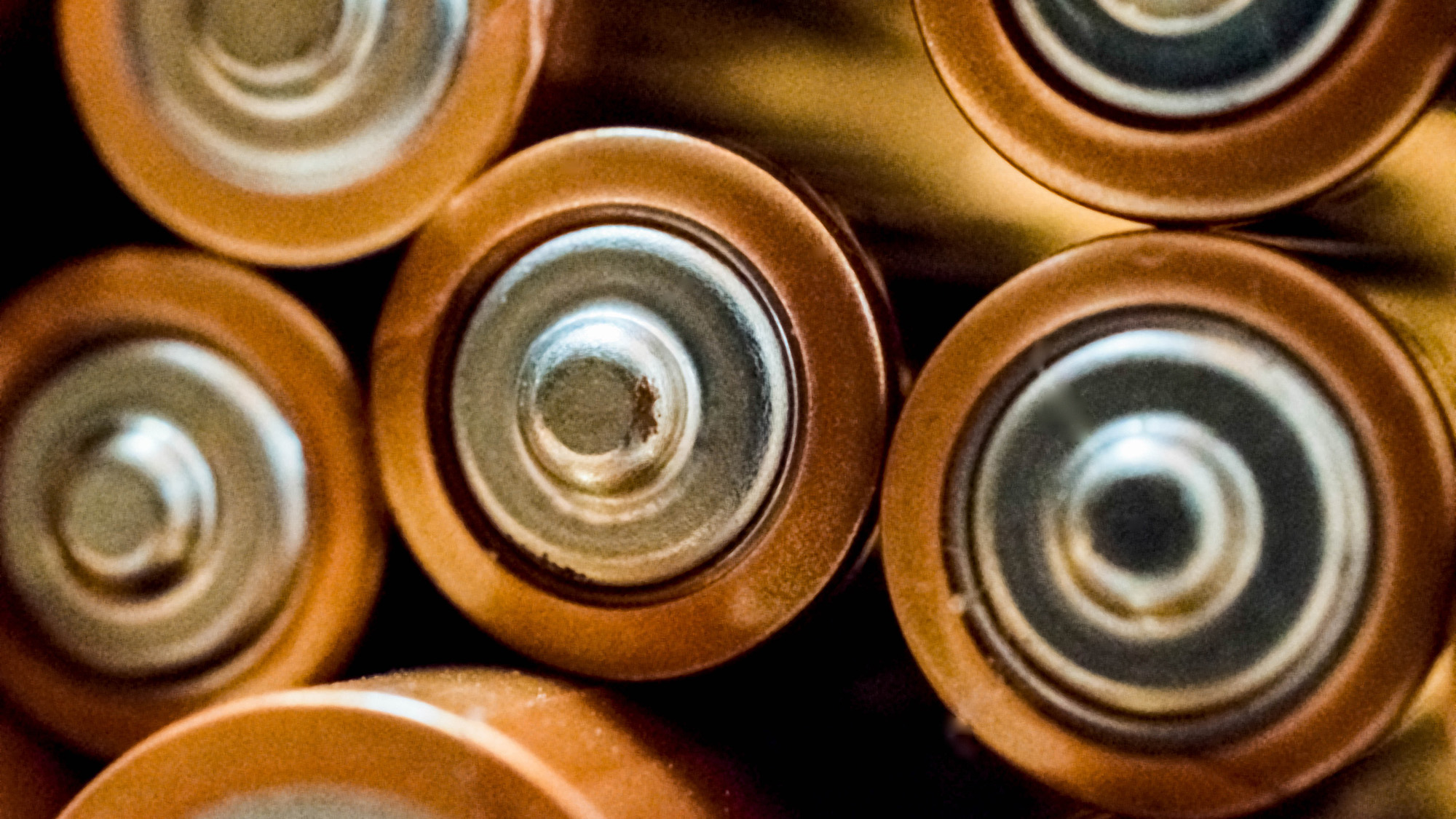 https://www.popsci.com/uploads/2023/01/31/how-to-turn-AAA-batteries-into-AA-batteries.jpg?auto=webp