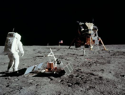 FYI: Would a Helium-Filled Balloon Float on the Moon?