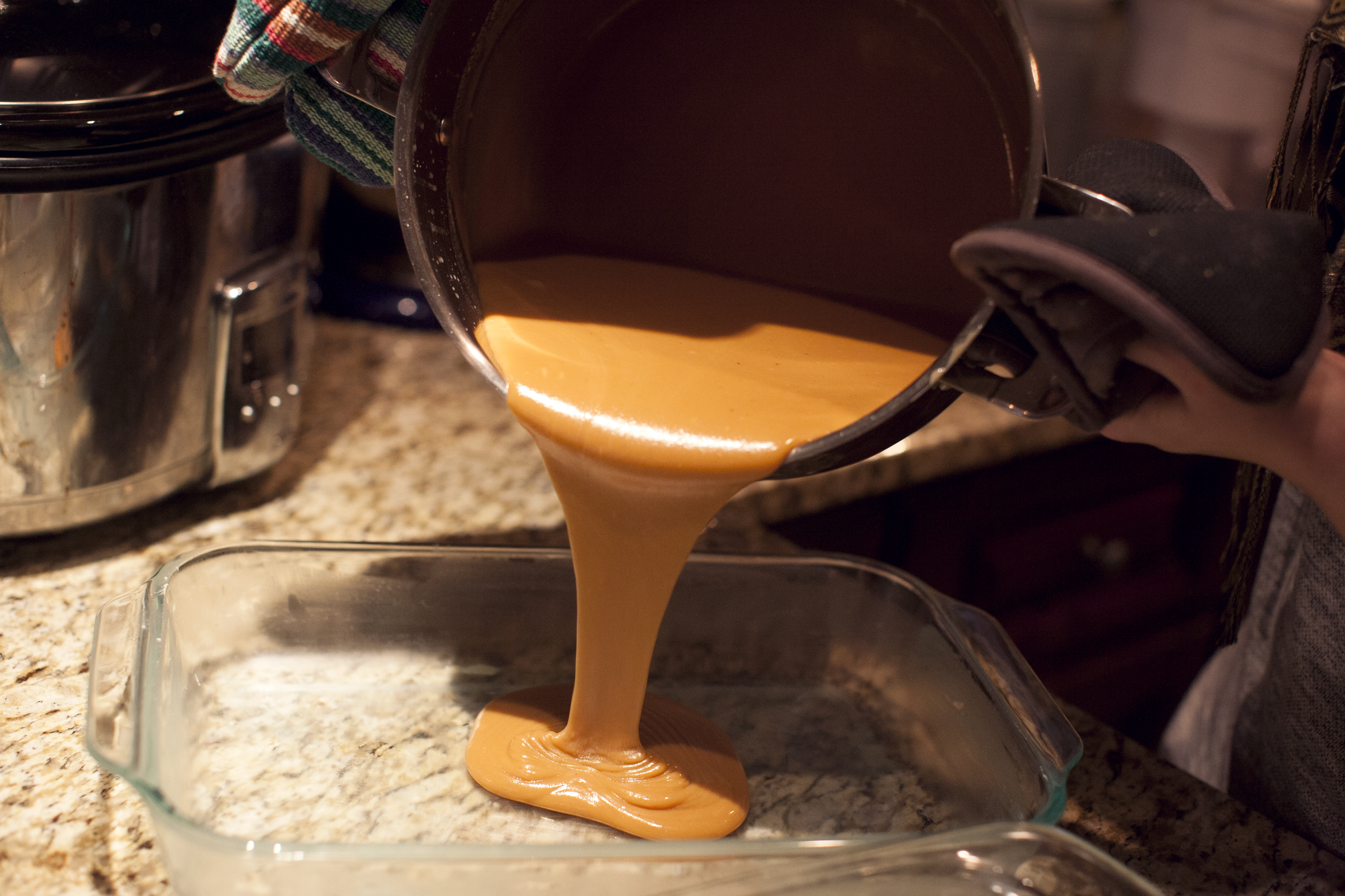 Caramel pouring