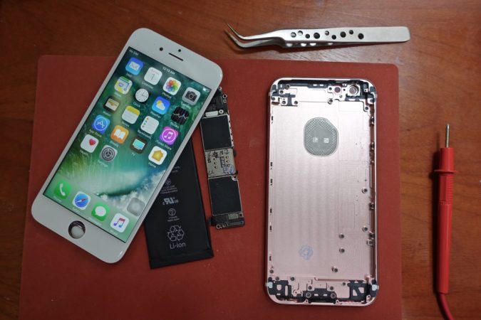 This hacker built his own iPhone using parts from Chinese electronics markets