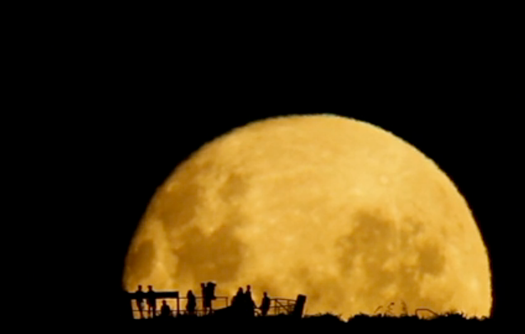 Just Relax For A Minute And Watch This Incredible Moonrise [Video]