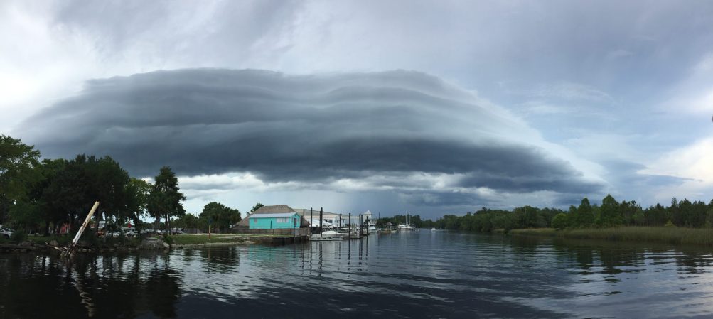 Volutes cloud on a lake