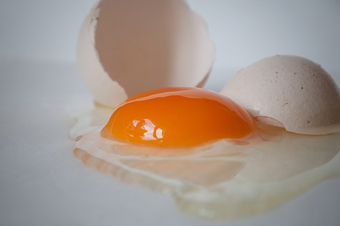 What’s the best way to crack an egg? Physics has the answer.