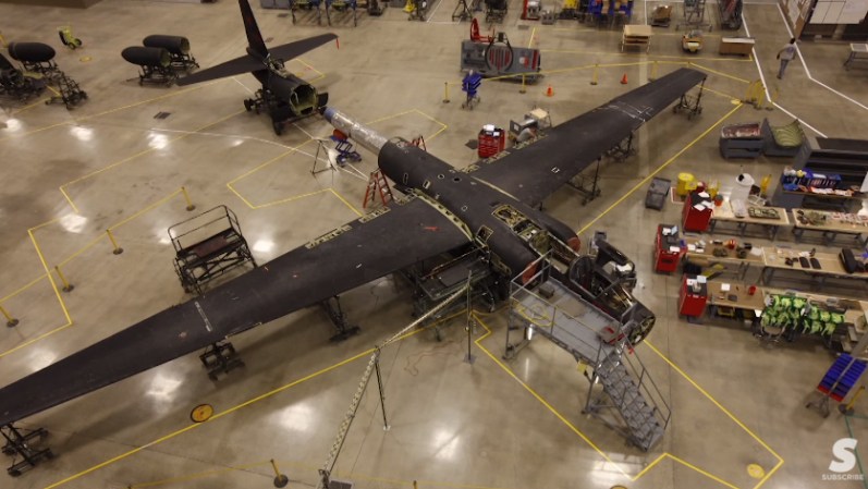 Watch Technicians Take Apart And Rebuild A U-2 Spy Plane