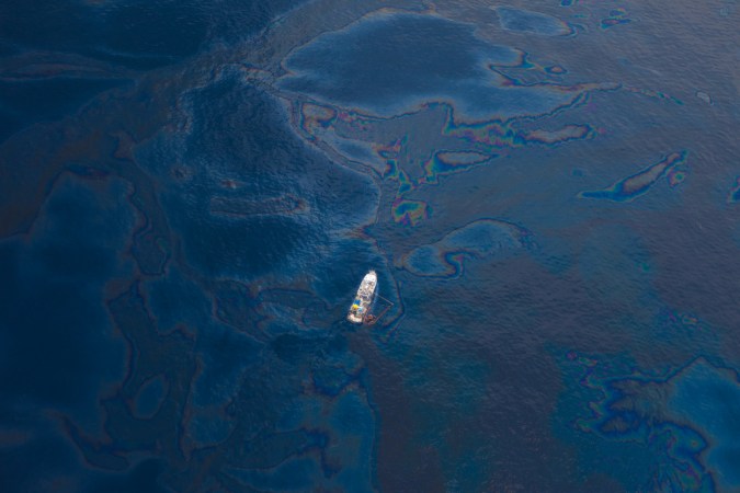 To Clean Up Oil Spills, Magnetize The Oil First