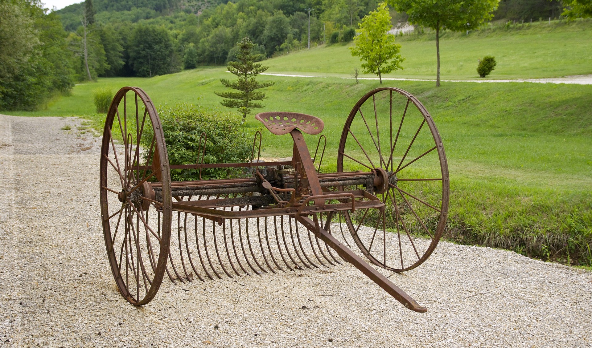 Antique hay rake