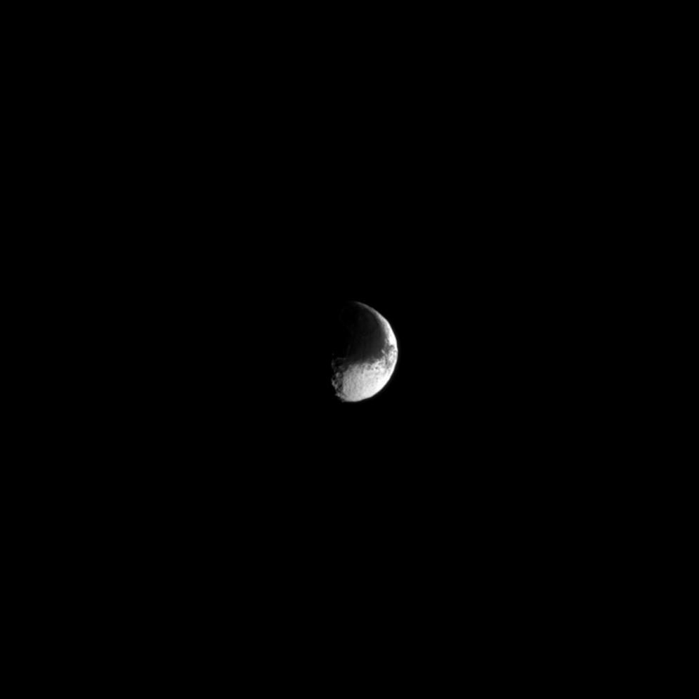 iapetus looks like a yin yang