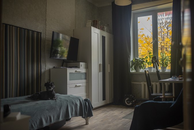 Under-bed storage to maximize the space in your tiny room