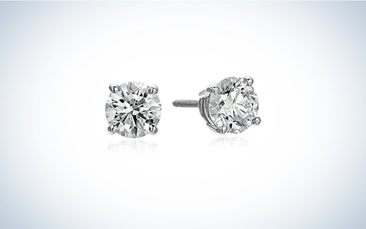  A pair of Amazon Collection IGI Platinum Round Cut Diamond Stud Earrings on a blue and white background