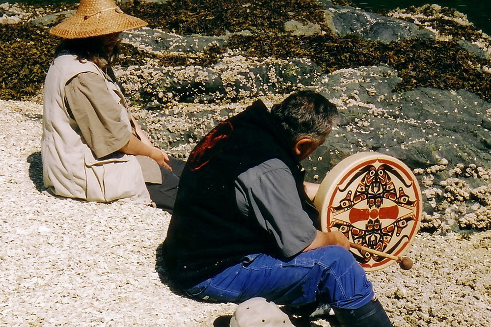 Author Oqwilowgwa listening to Clan Chief Kwaxsistalla Wathl’thla singing at the ‘lokiwey’