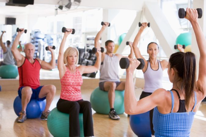 people in a group exercise class