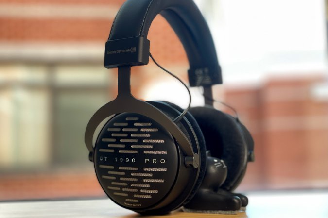     Een paar beyerdynamic 1990 Pro-hoofdtelefoons op het raam