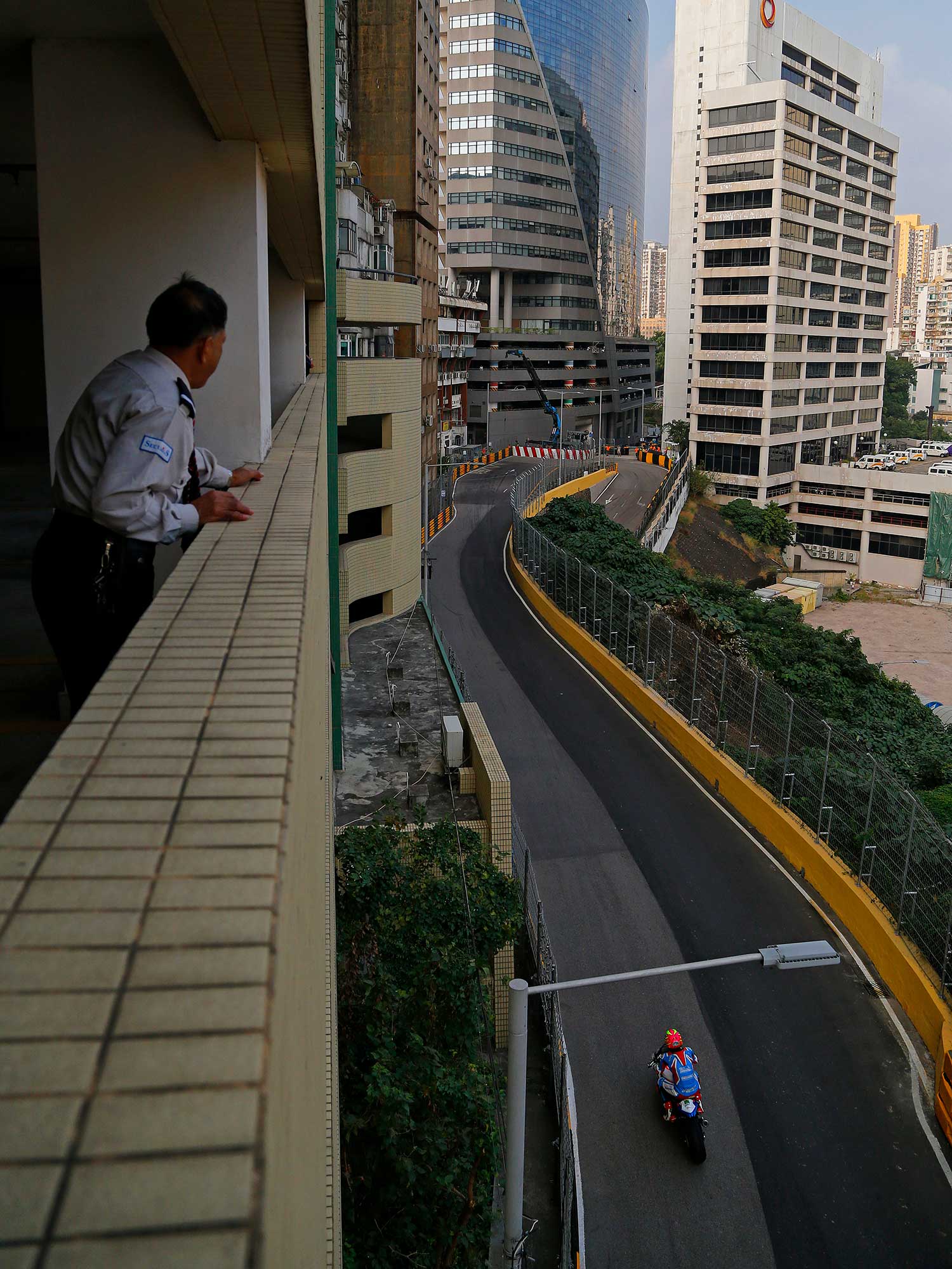 Craig Neve (BMW Callmac) between the skyscrapers of Macau.