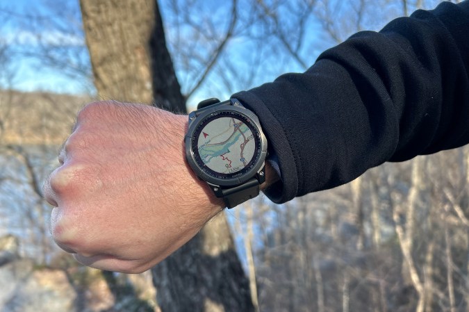  Garmin fenix 7 Sapphire Solar in direct on a hike in direct sunlight