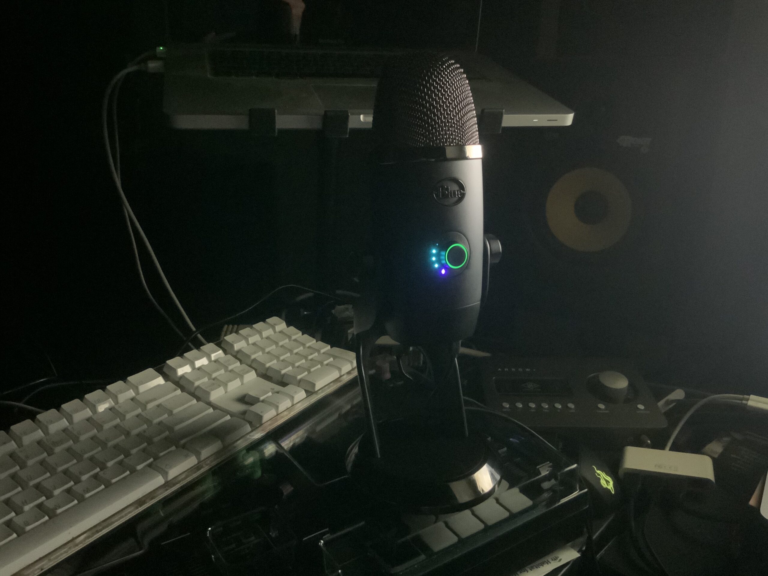 Blue Yeti X LED ring in low light