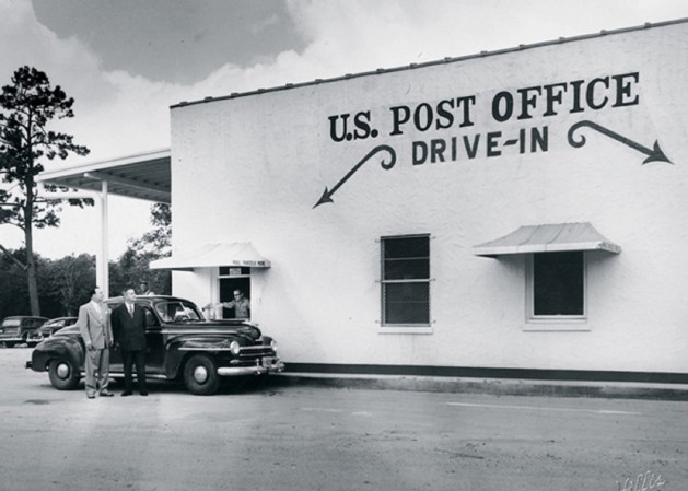 A drive-thru post office in Houston, Texas, in 1951 in black and white