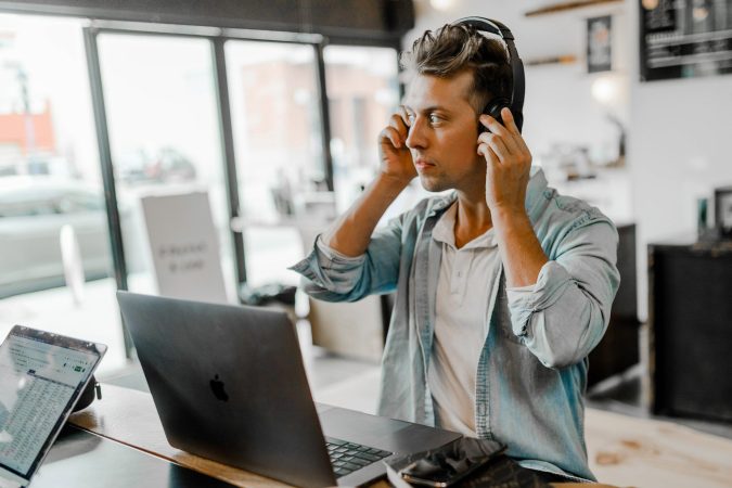 Man wearing headphones at coffee shop