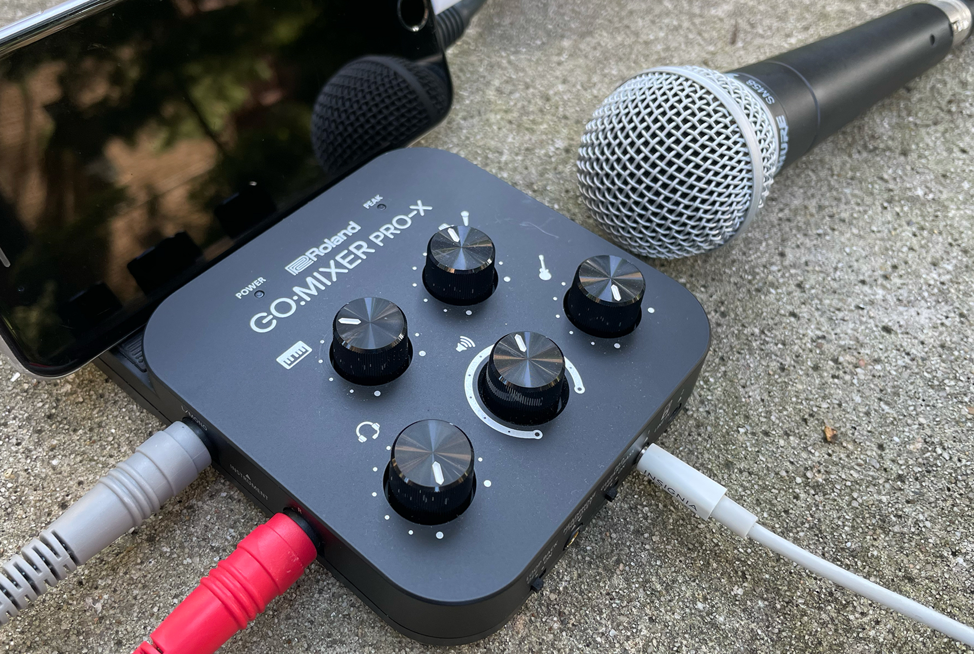 Roland GO:MIXER PRO-X with iPhone and microphone