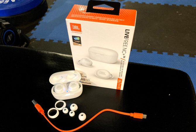  JBL Live Free NC+ TWS packaging in gym