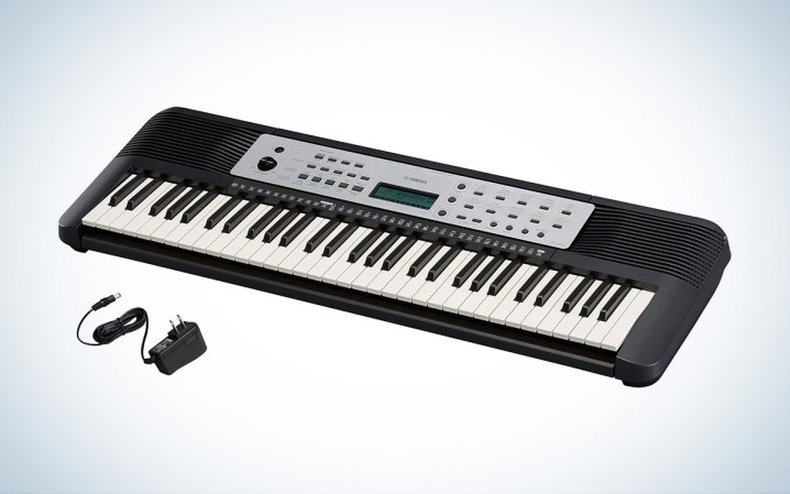  The Yamaha YPT270 beginner keyboard is placed against a white background with a gray gradient.