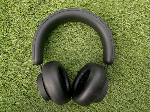  Urbanista Los Angeles headphones on astroturf.