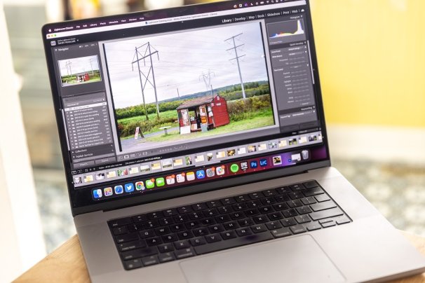 Stan's MacBook Pro M1 on a table