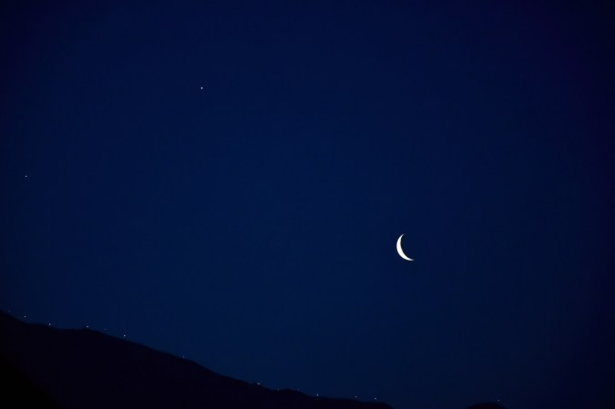 Venus next to a crescent moon during 2022 planet alignment