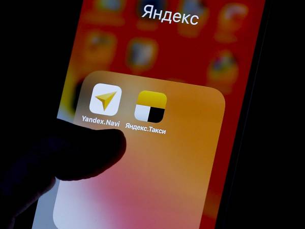 A photo of a phone with someone using Yandex while Russia severely censors the internet.