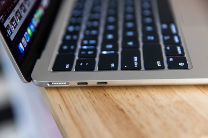  MacBook Air M2 left side ports