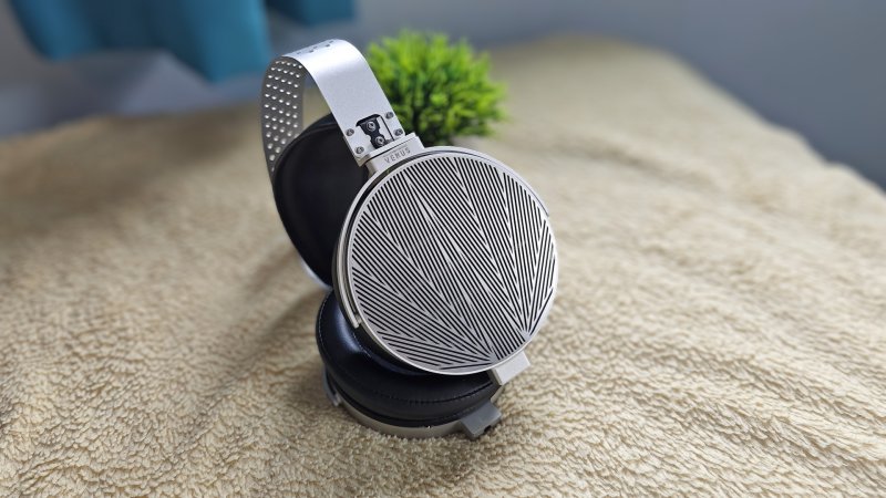  Moondrop Venus planar-magnetic gaming headphones on a blanket