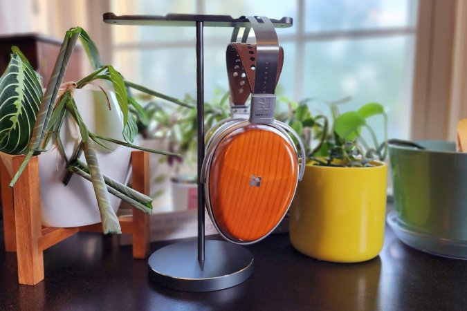 網路行銷   The HIFIMAN Audivina planar magnetic headphones on a stand in front of potted plants