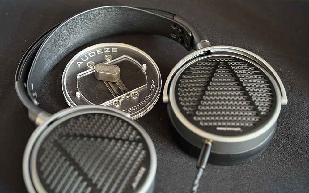 網路行銷 Audeze MM-100 planar-magnetic mixing headphones on a grey table at Audio Advice Live