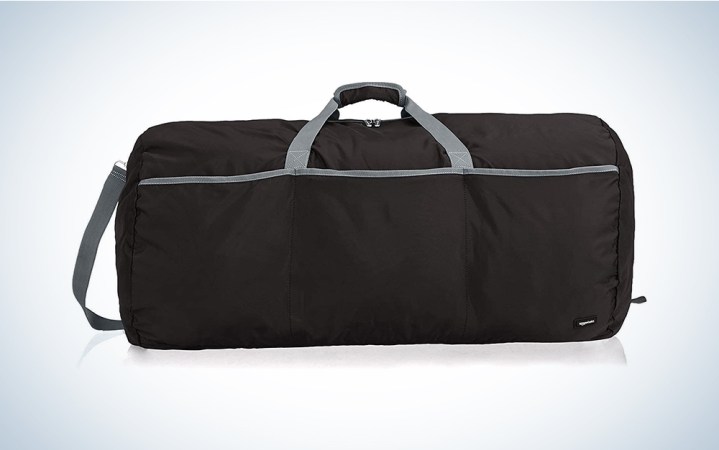  A black duffel from Amazon Basics on a blue and white background