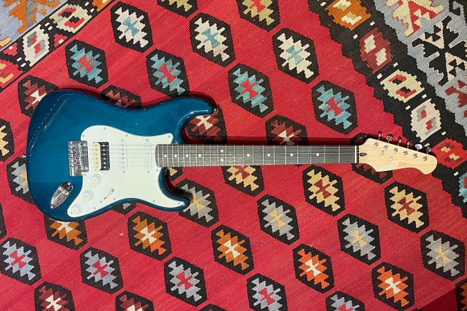  Blue Donner DST-400 budget electric guitar on a Southwestern rug