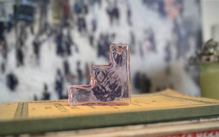  A pink Laundry Day Tanjun pipe on a pile of books.