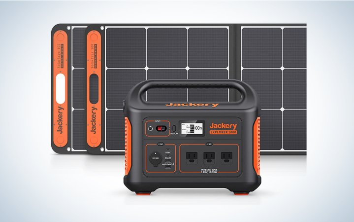  A Jackery solar generator with solar panels on a blue and white background