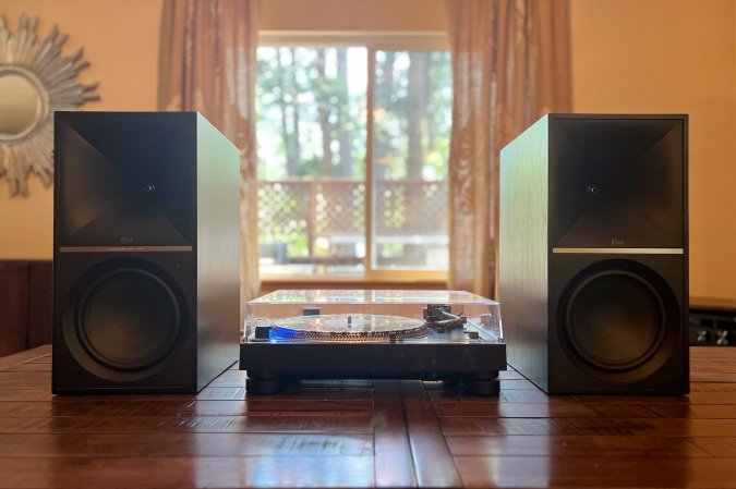  Klipsch The Nines powered loudspeakers on a table flanking an Audio-Technica turntable