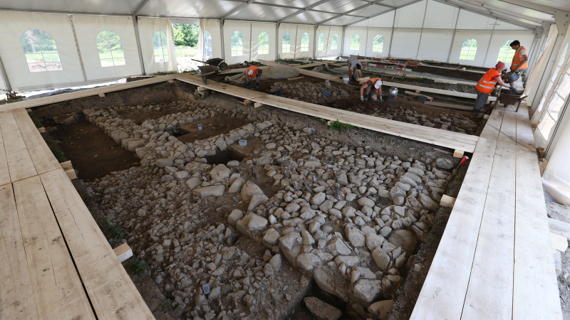 Part of the exposed Roman walls with the room layout already recognizable. The remains of the floor construction are still preserved in the foreground of the picture.