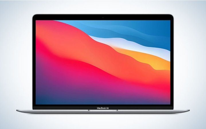  A silver Macbook Air 2020 on a blue and white background