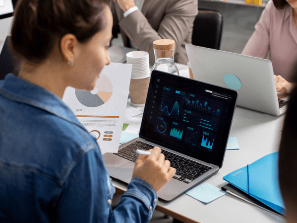 Woman learning data science on a laptop thanks to a discounted educational bundle