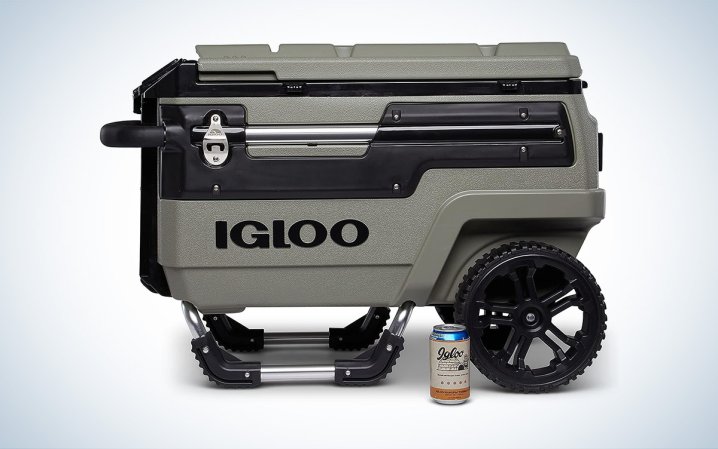  An olive green Igloo Premium Trailmate Cooler is placed against a white background with a gray gradient.