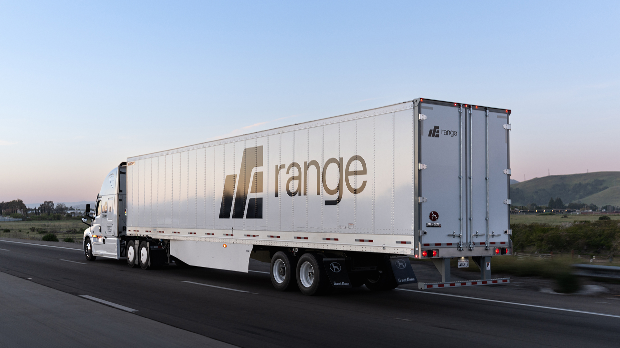 Smart trailers could give trucking a clean electric boost | Popular Science