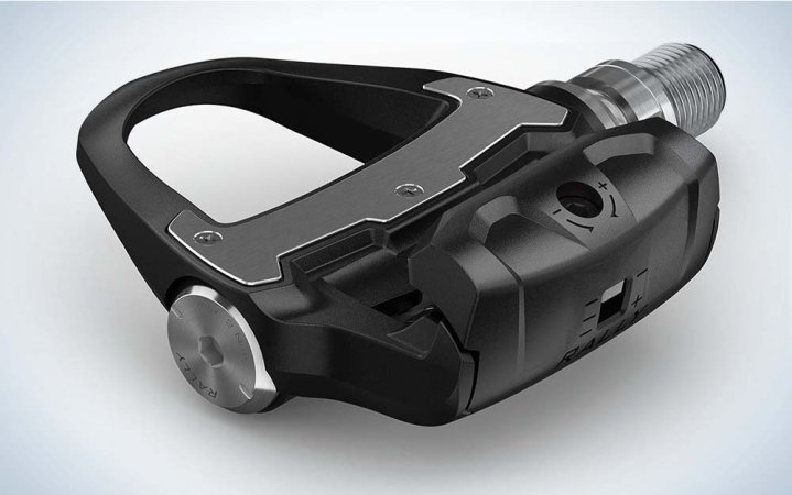  A black Garmin Rally RS100 power meter pedal for cyclists.