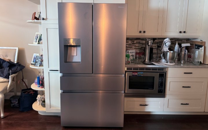  Hisense's HRM260N6TSE in a kitchen.