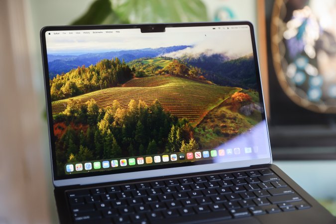  The MacBook Air M3 on its homescreen with a blurry background