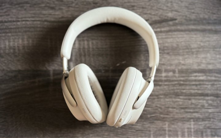   Bose QuietComfort Ultra 放在桌上