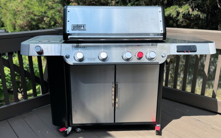  Weber Genesis SPX-435 on a deck.