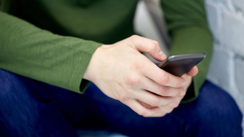 teen using phone therapy app